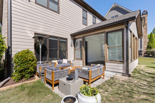 LaRuche-Castle-2160WatercrestCommons08